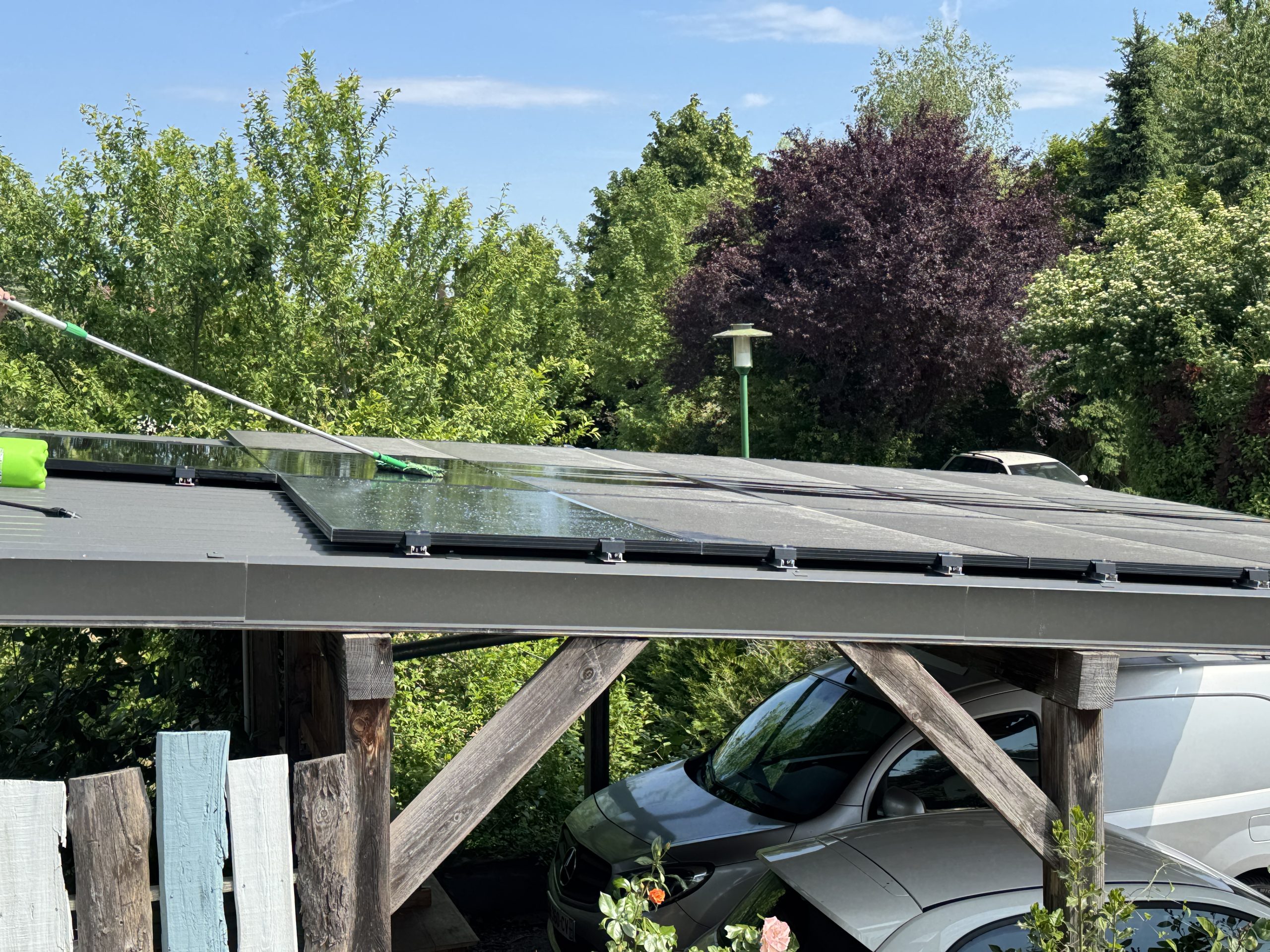Nettoyage de panneaux photovoltaïque pour produire plus d’électricité à Zillisheim dans le Haut-Rhin