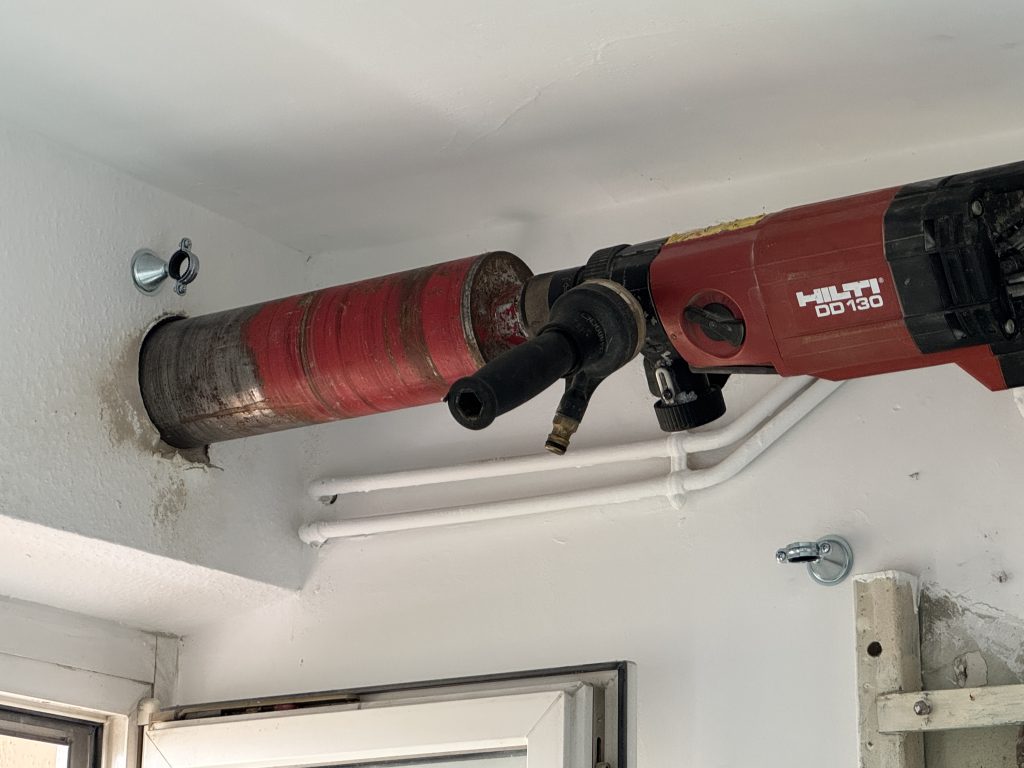 Carottage de mur pour sortir un tuyau d’évacuation pour l’installation d’une nouvelle chaudière à Mulhouse dans le Haut-Rhin