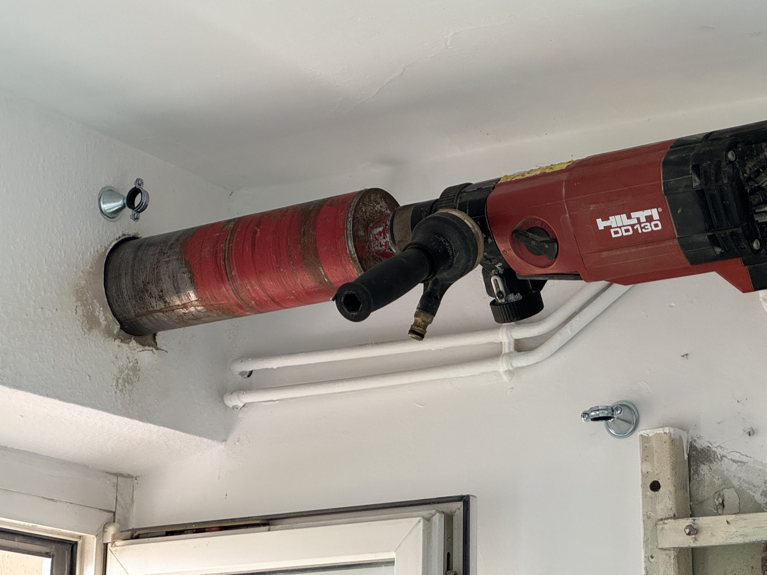 Carottage de mur pour sortir un tuyau d’évacuation pour l’installation d’une nouvelle chaudière à Mulhouse dans le Haut-Rhin