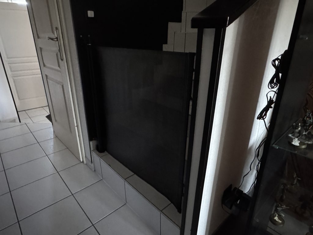 Installation de barrières de sécurité pour que bébé ne monte pas dans l’escalier à Brunstatt dans le Haut-Rhin