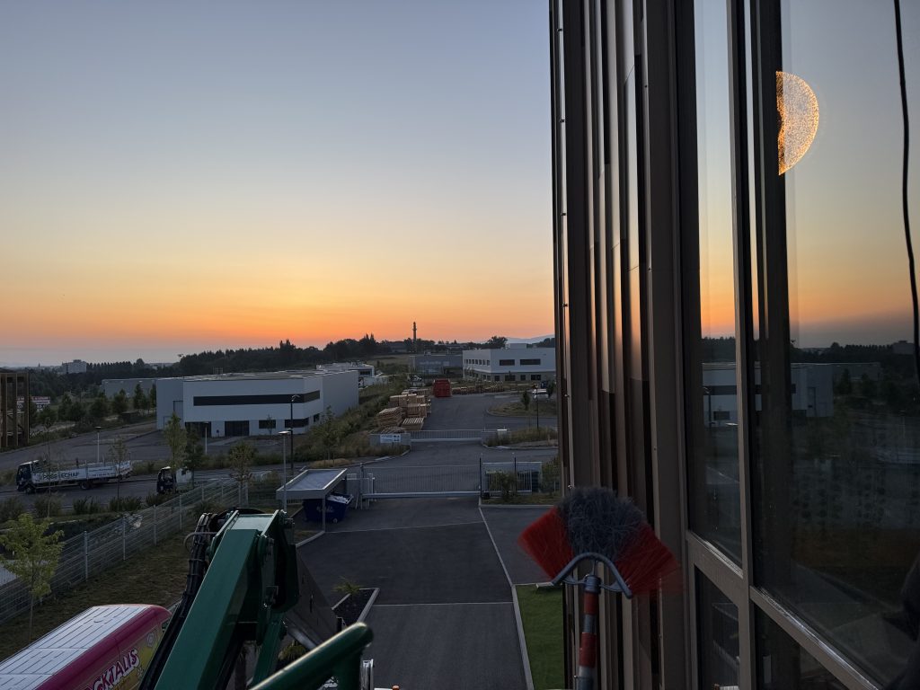 Nettoyage des vitres avec un superbe lever de soleil à Mulhouse dans le Haut-Rhin